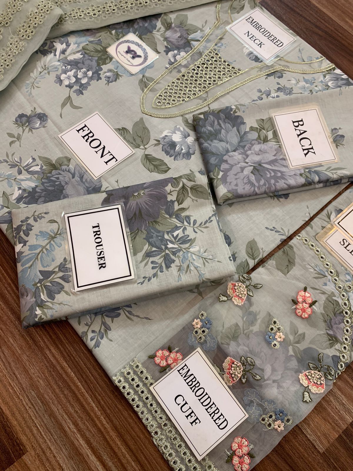 Baroque luxury lawn 3 piece suit (3) Baroque luxury lawn 3 piece suit